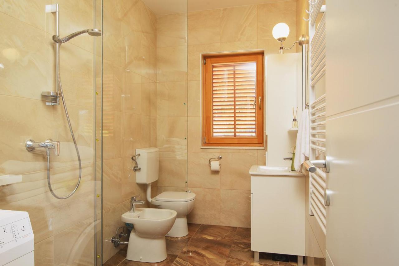 טרוגיר Villa Bua - Beautiful Seafront Apartments מראה חיצוני תמונה